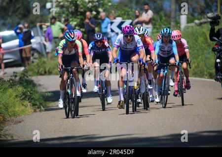 Solorzano, Spagna, 06th maggio 2023: Il team Jayco AlUla cyclist Amber Pate (R) insieme a Katarzyna Niewiadoma (Canyon / SRAM Racing, L) che tira un gruppo di inseguimento durante la 6th tappa della donna LaVuelta di Carrefour 2023 tra Castro-Urdiales e Laredo, il 6 maggio 2023, a Solorzano, Spagna. Credit: Alberto Brevers / Alamy Live News Foto Stock