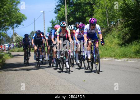 Solorzano, Spagna, 06th maggio 2023: Il team Jayco AlUla cyclist Amber Pate (R) insieme a Katarzyna Niewiadoma (Canyon / SRAM Racing, L) che tira un gruppo di inseguimento durante la 6th tappa della donna LaVuelta di Carrefour 2023 tra Castro-Urdiales e Laredo, il 6 maggio 2023, a Solorzano, Spagna. Credit: Alberto Brevers / Alamy Live News Foto Stock