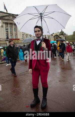 Londra, Regno Unito. 6th maggio 2023. Nonostante la pioggia, il fan reale Jai'me Jan si gode davanti a Buckingham Palace dopo l'incoronazione di Re Carlo III e della Regina Camilla sabato 6th maggio 2023. Credit: Kiki Streitberger / Alamy Live News Foto Stock