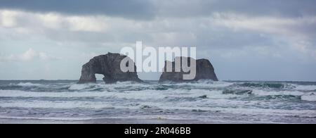 Pacific City, Oregon, USA - 28 novembre 2022: Viste delle formazioni rocciose e della costa di Pacific City a Cape Kiwanda. Foto Stock
