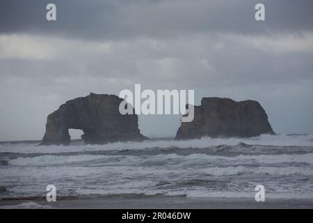 Pacific City, Oregon, USA - 28 novembre 2022: Viste delle formazioni rocciose e della costa di Pacific City a Cape Kiwanda. Foto Stock