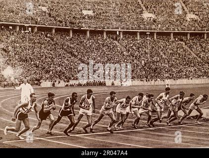 1936 Olimpiadi, Berlino, Germania.i 12 finalisti nei 1500 metri 1936 Olimpiadi Giochi. La gara è stata vinta da John Lovelock della Nuova Zelanda. Nessuno dei due partecipanti tedeschi è stato messo. Foto Stock