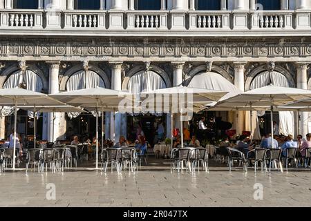 Esterno del famoso caffè Florian, fondato nel 1720 in Piazza San Marco, una delle più antiche caffetterie del mondo, Venezia, Veneto, Italia Foto Stock