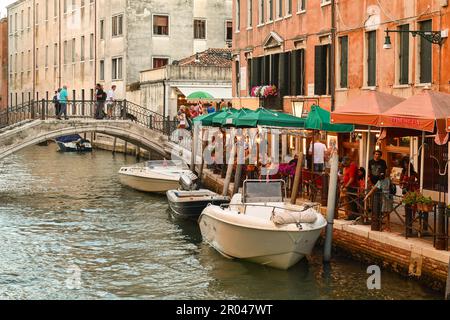 Rio di San Lorenzo con turisti in ristoranti sul lungomare per la cena in estate, Venezia, Veneto, Italia Foto Stock