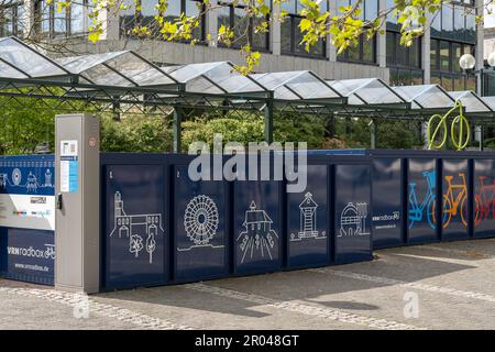 14 depositi esterni sicuri per biciclette o e-bike presso la stazione ferroviaria di Bad Dürkheim, Germania Foto Stock