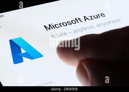 App Microsoft Azure visualizzata in App Store sullo schermo dell'ipad e con un dito sfocato che punta verso di essa. Messa a fuoco selettiva. Stafford, Regno Unito, 6 maggio 2023 Foto Stock