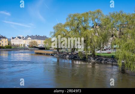 Città di Norrkoping e il fiume Motala a Refparens grund in una giornata di primavera soleggiata. Norrkoping è una città storica della Svezia. Foto Stock