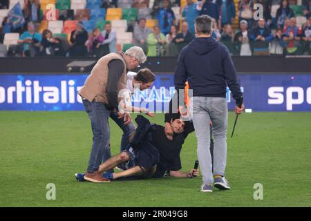 Udine, Italia, 4th maggio 2023. La polizia entra in campo per portare uno stato di ordine in campo, mentre i fan rivali si scontrano dopo il fischio finale della serie A alla Dacia Arena di Udine. L'immagine di credito dovrebbe essere: Jonathan Moskrop / Sportimage Foto Stock