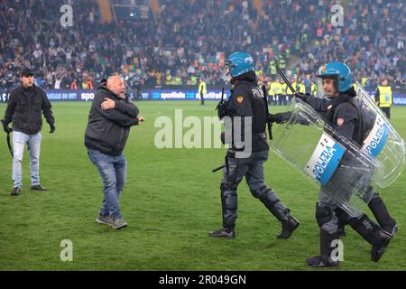 Udine, Italia, 4th maggio 2023. La polizia entra in campo per portare uno stato di ordine in campo, mentre i fan rivali si scontrano dopo il fischio finale della serie A alla Dacia Arena di Udine. L'immagine di credito dovrebbe essere: Jonathan Moskrop / Sportimage Foto Stock