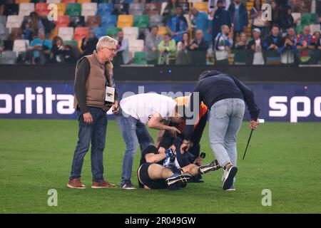 Udine, Italia, 4th maggio 2023. La polizia entra in campo per portare uno stato di ordine in campo, mentre i fan rivali si scontrano dopo il fischio finale della serie A alla Dacia Arena di Udine. L'immagine di credito dovrebbe essere: Jonathan Moskrop / Sportimage Foto Stock