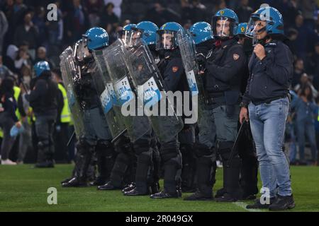 Udine, Italia, 4th maggio 2023. La polizia entra in campo per portare uno stato di ordine in campo, mentre i fan rivali si scontrano dopo il fischio finale della serie A alla Dacia Arena di Udine. L'immagine di credito dovrebbe essere: Jonathan Moskrop / Sportimage Foto Stock