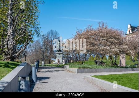 Carl Johans Park con la statua del re Karl Johan XIV in una soleggiata giornata primaverile nell'aprile 2023 a Norrkoping, Svezia. Foto Stock