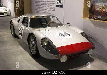 Toronto, Canada - 02 25 2023: Porsche 904 Carrera GTS due porte Mid-Engine auto da corsa in mostra su 2023 Canadian International AutoShow. Questo leggendario Foto Stock