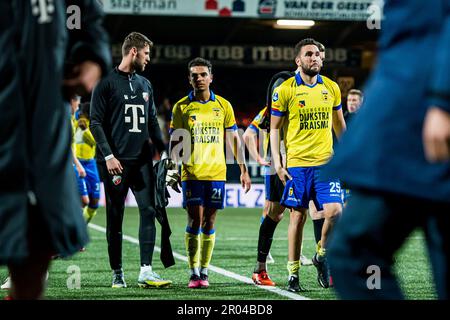 LEEUWARDEN - (lr) Daniel van Kaam di SC Cambuur, Mimoun Mahi di SC Cambuur durante la partita di campionato olandese tra SC Cambuur e FC Utrecht allo stadio di Cambuur il 6 maggio 2023 a Leeuwarden, Paesi Bassi. LASKER ANP COR Foto Stock