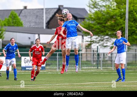 Laura Miller (9) di Standard e Lisa Petry (9) di Genk nella foto durante una partita di calcio femminile tra le Racing Genk Ladies e Standard Femina de Liege il 9th° giorno in play-off 1 della stagione 2022 - 2023 del belga Lotto Womens Super League , Sabato 6 maggio 2023 a Genk , Belgio . FOTO SPORTPIX | Stijn Audooren Foto Stock