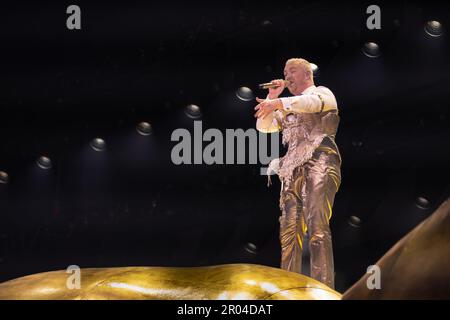 Oslo, Norvegia 06 maggio 2023, Sam Smith si esibisce dal vivo sul palco durante la tournée di Gloria presso l'Oslo Spectrum di Oslo, Norvegia. Credit: Nigel Waldron/Alamy Live News Foto Stock