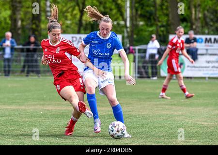 Laura Miller (9) di Standard e Lisa Petry (9) di Genk nella foto durante una partita di calcio femminile tra le Racing Genk Ladies e Standard Femina de Liege il 9th° giorno in play-off 1 della stagione 2022 - 2023 del belga Lotto Womens Super League , Sabato 6 maggio 2023 a Genk , Belgio . FOTO SPORTPIX | Stijn Audooren Foto Stock