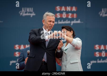 6 maggio 2023: Il sindaco del comune metropolitano di Ankara Mansur Yavas e sua moglie si rivolgeranno ai suoi sostenitori al Grande Rally di Istanbul in Turchia il 6 maggio 2023. Il 14th maggio, il presidente della Turchia Erdogan dovrà affrontare la sua più grande prova elettorale mentre gli elettori si dirigeranno ai sondaggi nelle elezioni generali del paese. (Credit Image: © Tolga Ildun/ZUMA Press Wire) SOLO PER USO EDITORIALE! Non per USO commerciale! Foto Stock