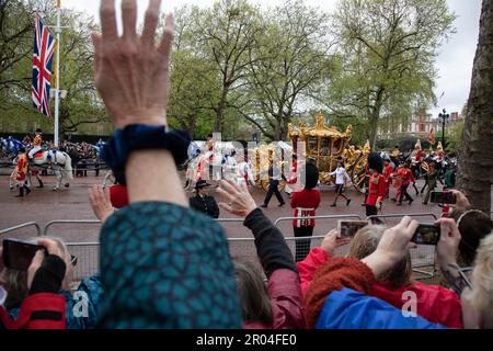 Londra, Regno Unito. 6th maggio 2023. Centinaia di migliaia di persone provenienti da tutto il mondo sono venuti al Mall per andare al Re Carlo III e alla Regina Camilla di recente incoronata sabato 6th maggio 2023. Credit: Kiki Streitberger / Alamy Live News Foto Stock