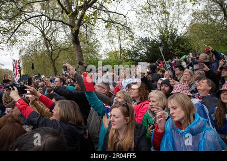 Londra, Regno Unito. 6th maggio 2023. Le persone scattano foto alla processione per l'incoronazione di Re Carlo III e della Regina Camilla sabato 6th maggio 2023. Credit: Kiki Streitberger / Alamy Live News Foto Stock