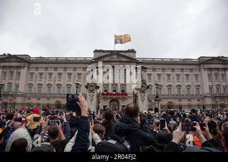 Londra, Regno Unito. 6th maggio 2023. Migliaia di persone cercano di scattare una foto mentre la famiglia reale fa un'apparizione sul balcone di Buckingham Palace, a seguito dell'incoronazione di Re Carlo III e della Regina Camilla sabato 6th maggio 2023. Credit: Kiki Streitberger / Alamy Live News Foto Stock