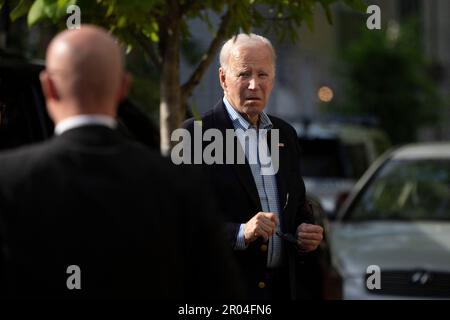 Washington, Stati Uniti. 06th maggio, 2023. Il presidente degli Stati Uniti Joe Biden arriva per la messa alla chiesa cattolica della Santa Trinità a Washington, DC, 6 maggio 2023.Credit: Chris Kleponis/Pool via CNP Credit: Abaca Press/Alamy Live News Foto Stock