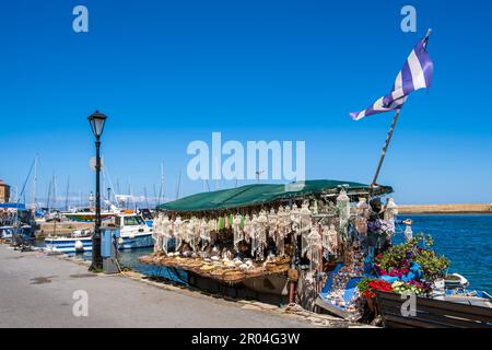 Barca galleggiante souvenir al porto di la Canea, Creta, Grecia, Europa Foto Stock