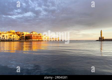 Porto veneziano e faro all'alba a Chania, Creta, Grecia. Foto Stock