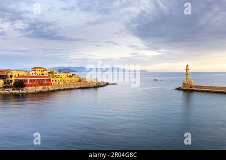 Vecchio porto veneziano e faro a la Canea all'alba, isola di Creta, Grecia Foto Stock