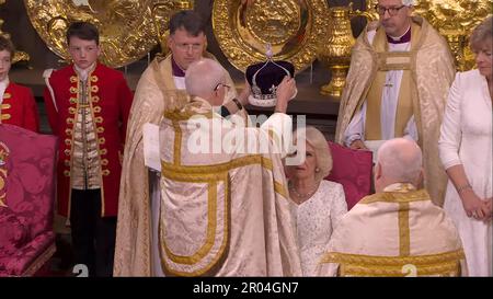 La regina Camilla è incoronata con la corona della regina Maria dall'arcivescovo di Canterbury durante la cerimonia di incoronazione nell'abbazia di Westminster sabato 6 maggio 2023 a Londra, Inghilterra. Photo by the Royal Family/UPI Credit: UPI/Alamy Live News Foto Stock