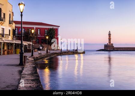 Porto veneziano e faro all'alba a Chania, Creta, Grecia. Foto Stock