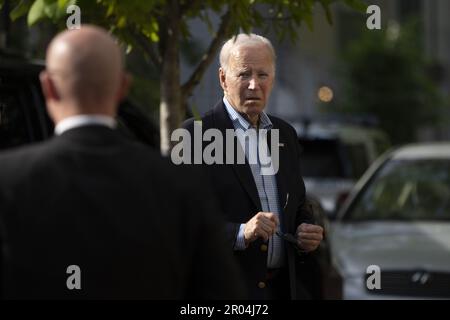 Washington, Stati Uniti. 06th maggio, 2023. Il Presidente degli Stati Uniti Joe Biden arriva per la messa nella chiesa cattolica della Santissima Trinità a Washington, DC sabato 6 maggio 2023. Foto di Chris Kleponis/UPI Credit: UPI/Alamy Live News Foto Stock