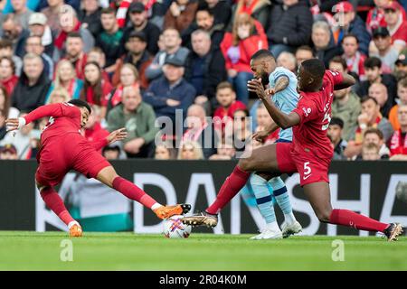 Ibrahima Konaté #5 di Liverpool in azione durante la partita della Premier League tra Liverpool e Brentford ad Anfield, Liverpool, sabato 6th maggio 2023. (Foto: Mike Morese | NOTIZIE MI) Credit: NOTIZIE MI & Sport /Alamy Live News Foto Stock