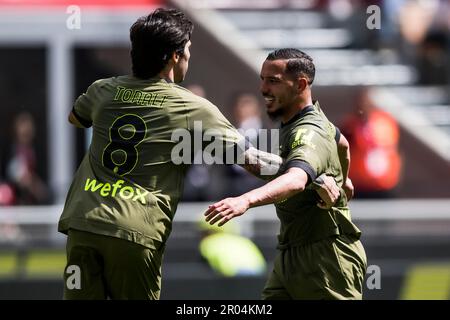 Milano, Italia. 6 maggio 2023. Ismael Bennacer dell'AC Milan festeggia con Sandro tonali dell'AC Milan dopo aver segnato un gol durante la Serie A una partita di calcio tra l'AC Milan e la SS Lazio. Credit: Nicolò campo/Alamy Live News Foto Stock
