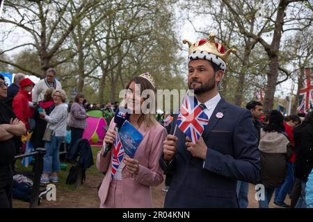 Londra, Regno Unito. 6th maggio 2023. I presentatori televisivi francesi, vestiti da re, riportano in diretta l'incoronazione di Re Carlo III e della Regina Camilla sabato 6th maggio 2023. Credit: Kiki Streitberger / Alamy Live News Foto Stock