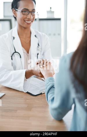Fidati di me youre in grandi mani. un giovane medico che consolava la paziente. Foto Stock