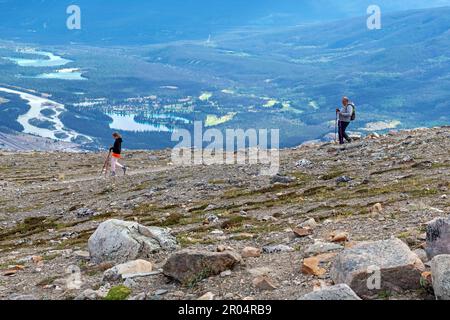 Uomo anziano e giovane donna che fanno un'escursione alla discesa del monte Whistlers nel parco nazionale di Jasper, Canada. Foto Stock