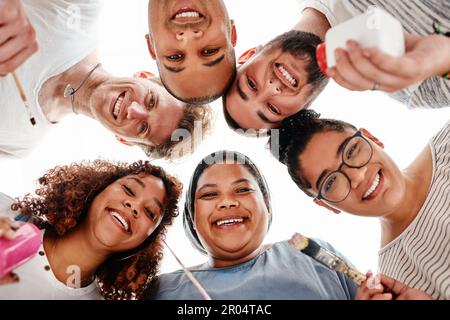 L'arte crea l'unità. Il ritratto ad angolo basso di un gruppo di amici si è riunito durante una lezione d'arte in studio. Foto Stock