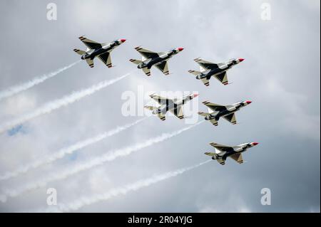 BASE ARTICOLARE LANGLEY-EUSTIS, VA. -- STATI UNITI Justin Elliott, comandante del team di dimostrazione aerea USAF Thunderbirds, guida la formazione del delta come “Thunderbird 1” durante il Air Power Over Hampton Roads Air Show alla base comune di Langley-Eustis, Virginia, 4 maggio 2023. La squadra vola in formazioni con un massimo di altri sette piloti, volando a velocità che superano i 500 miglia all'ora e con punte alari a meno di 18 cm l'una dall'altra, dimostrando la dedizione e la precisione dei piloti. (STATI UNITI Air Force foto di Airman 1st Classe Olivia Bithell) Foto Stock