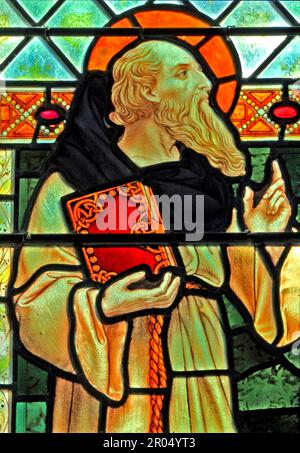 St Columba, abate irlandese, missionario, 6th ° secolo, fondatore di Iona Abbey, vetrate, di J Powell & Son, 1900, Blakeney, Norfolk, Inghilterra 2 Foto Stock