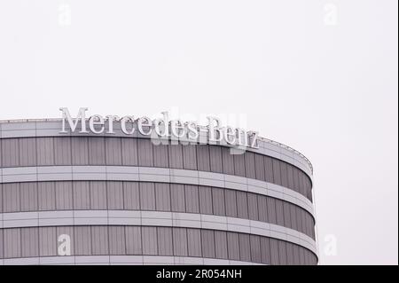 Varsavia, Polonia - 10 settembre 2022: Bellissimo ufficio Mercedes moderno Foto Stock