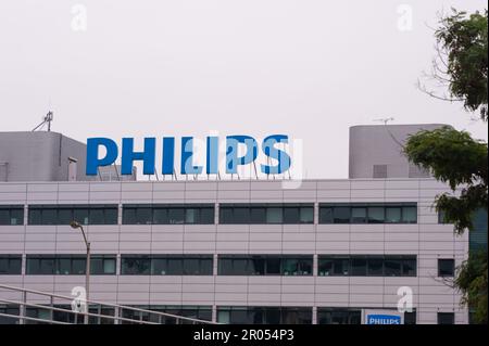 Varsavia, Polonia - 10 settembre 2022: Edificio con il logo Philips moderno Foto Stock