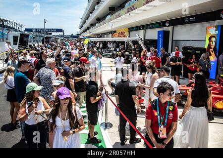 Miami, Florida, Stati Uniti. 04/07 maggio 2023. Campionato del mondo F1. Gran Premio di Miami F1. F1 fan in pitlane. Foto Stock