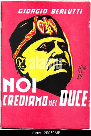 1941 , ITALIA : il libro DI PROPAGANDA FASCISTA italiano dedicato al DITTATORE BENITO MUSSOLINI dello scrittore GIORGIO BERLUTTI tiled NOI CREDIAMO NEL DUCE ( CREDIAMO NEL DUCE ) . Copertina del pittore italiano Lanfranco Felin ( 1890 ca - 1941 ). Seconda Guerra Mondiale - POLITICA - POLITICO - ITALIA - POLITICA - FASCISMO - FASCISMO - FASCISTA - ANNI QUARANTA - '40 - 40 - copertina - copertina - LIBRO - copertina - copertina --- Archivio GBB Foto Stock