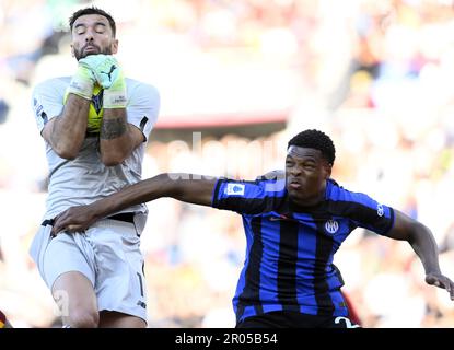Roma, Italia. 6th maggio, 2023. Il portiere di Roma Rui Patricio (L) salva una palla durante una partita di calcio di Serie A tra Roma e Inter Milan a Roma, 6 maggio 2023. Credit: Alberto Lingria/Xinhua/Alamy Live News Foto Stock