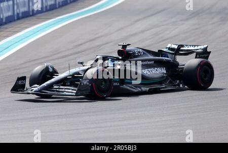 Miami, Stati Uniti d'America. 06th maggio, 2023. MIAMI GARDENS, FLORIDA - 6 MAGGIO: Il driver George Russel del team Mercedes AMG Petronas guida durante la sessione di qualificazione in vista del Gran Premio di Miami F1 al Miami International Autodrome il 6 maggio 2023 a Miami Gardens, Florida, Stati Uniti. (Foto di Alberto E. Tamargo/Sipa USA) Credit: Sipa USA/Alamy Live News Foto Stock