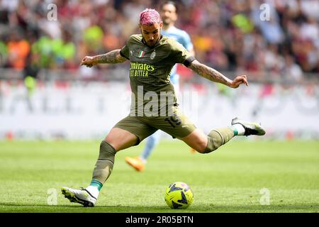 Milano, Italia. 6th maggio, 2023. Theo Hernandez di AC Milan segna il suo gol durante una partita di calcio di Serie A tra AC Milan e Lazio a Milano, 6 maggio 2023. Credit: Str/Xinhua/Alamy Live News Foto Stock