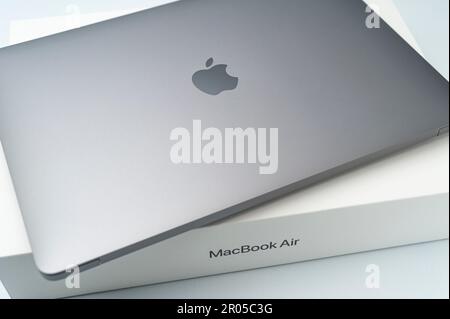 Fuji-shi, Shizuoka-ken, Giappone - 11 marzo 2022: MacBook Air M1 in primo piano isolato su sfondo bianco. Foto Stock