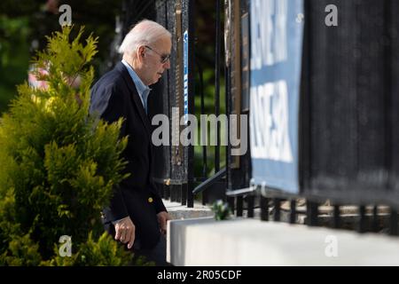 Il presidente degli Stati Uniti Joe Biden arriva per la messa alla chiesa cattolica della Santa Trinità a Washington, DC, 6 maggio 2023. Credit: Chris Kleponis/Pool via CNP/MediaPunch Foto Stock