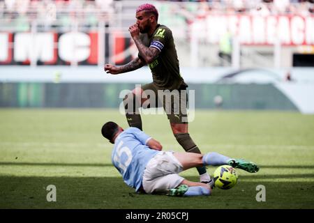 Milano, 6 maggio 2023. Theo Hernandez (19 Milano) combatte per la palla con Nicolo' Casale (15 Lazio) durante la Serie A Tim match tra AC Milan e SS Lazio allo Stadio San Siro del 6 maggio 2023 a Milano. Credit: Stefano Nicoli/Speed Media/Alamy Live News Foto Stock